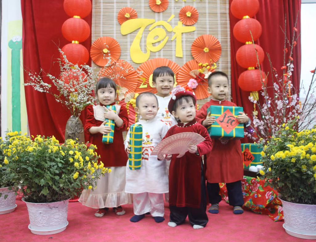 Nhiều trường học trang trí không gian Tết và tổ chức các hoạt động trải nghiệm Tết truyền thống cho học sinh.