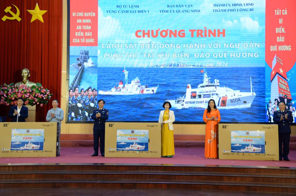 Tặng 3 tivi 65 inch cho 3 trường tham gia Cuộc thi “Em yêu biển đảo quê hương”