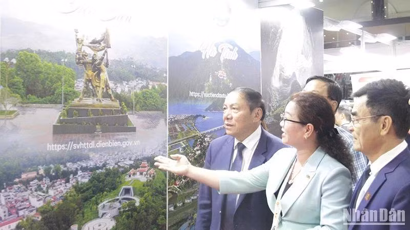 Bộ trưởng Văn hóa, Thể thao và Du lịch Nguyễn Văn Hùng tham quan Gian hàng Du lịch Việt Nam. (Ảnh: Hải Tiến)