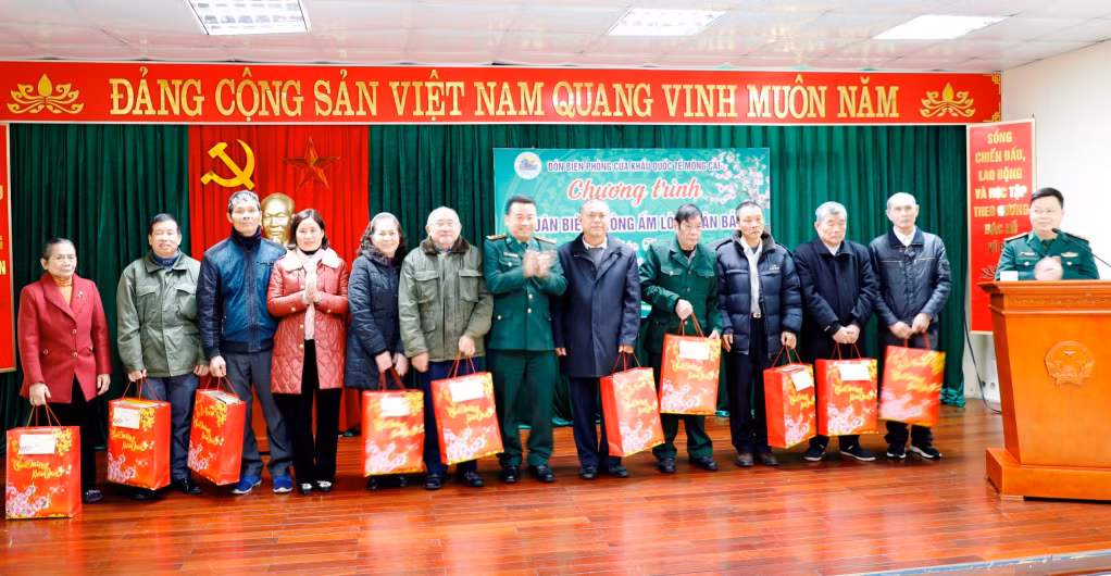 Chỉ huy Đồn BP cửa khẩu Quốc tế Móng Cái tặng quà cho các gia đình chính sách, người có công, hộ gia đình có hoàn cảnh khó khăn trên địa bàn 2 phường Ka Long, Trần Phú (Móng Cái)
