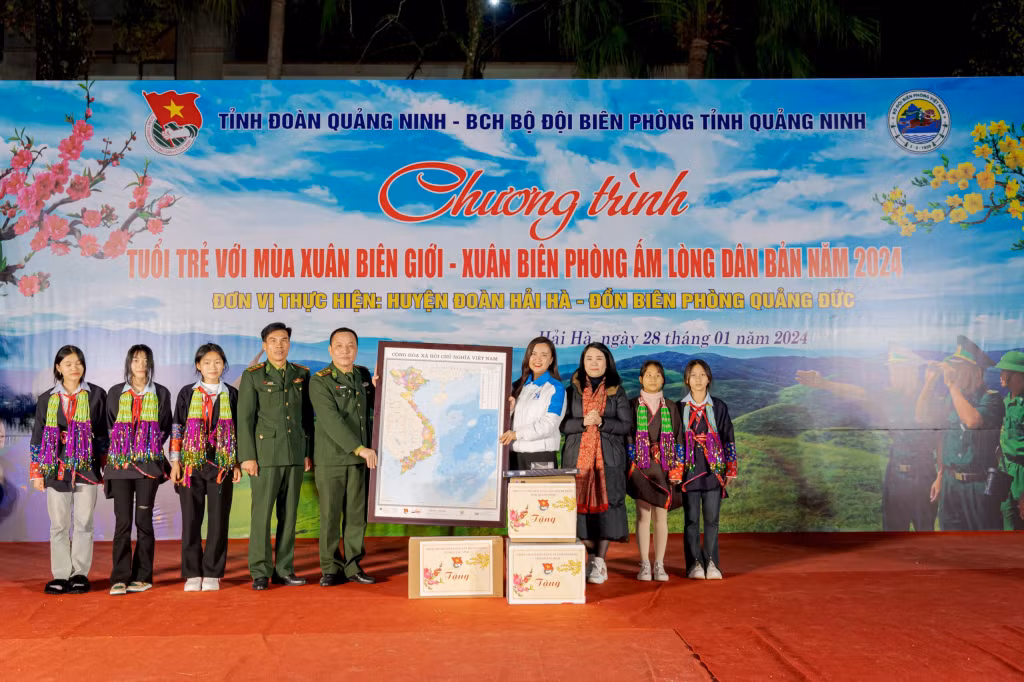 Đại diện Tỉnh Đoàn Quảng Ninh trao tặng bản đồ "Tự hào một dải non sông" cho cán bộ, chiến sĩ Đồn Biên phòng Quảng Đức (Hải Hà). Ảnh: Thành Nam