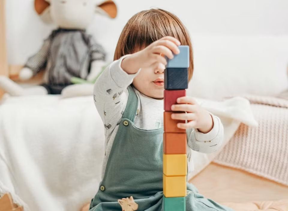 Thời tiết lạnh khiến trẻ dễ bị ho, sổ mũi, sốt. Ảnh minh họa: AboutKidsHealth.