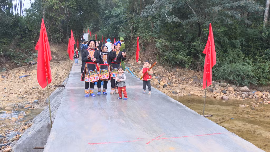 Người dân phấn khởi trên cây cầu mới.