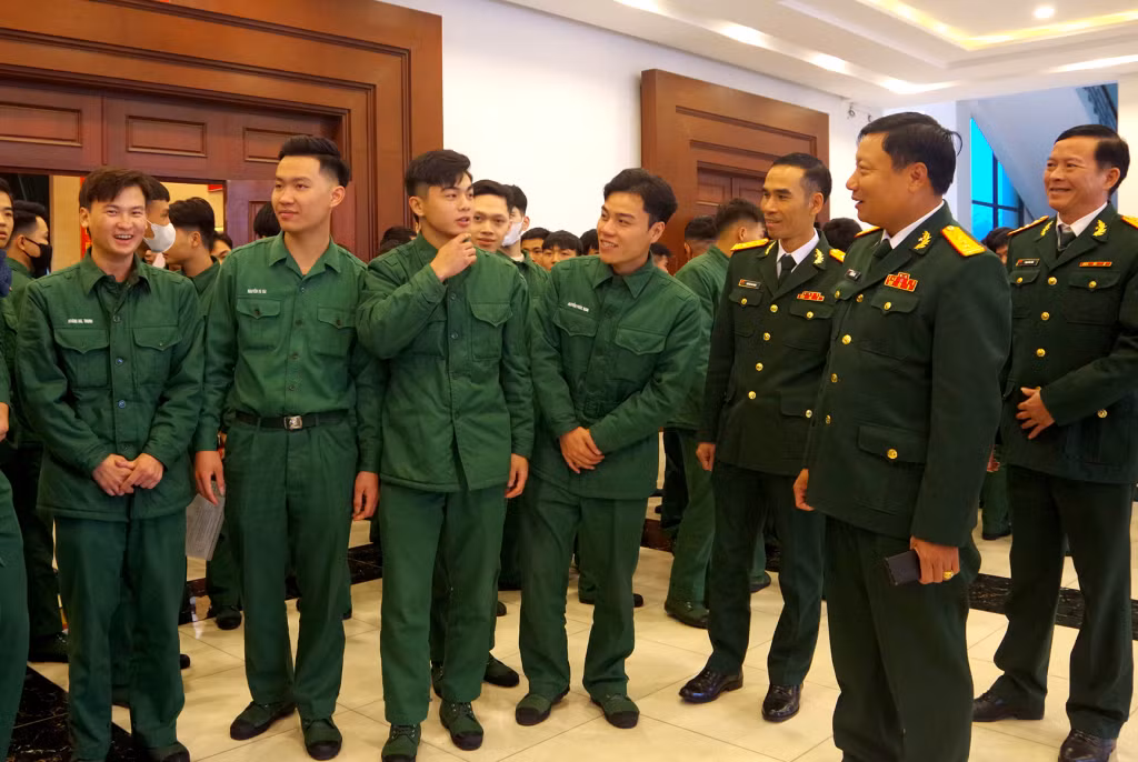 Lãnh đạo Bộ CHQS tỉnh động viên, chia tay các đồng chí hoàn nghĩa vụ quân sự tại ngũ năm 2024.
