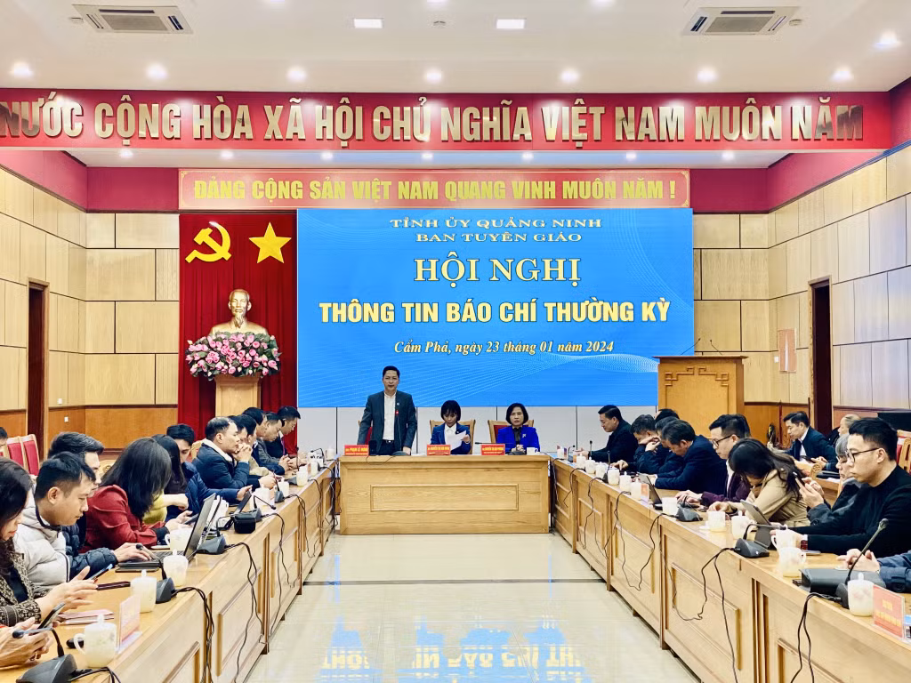 Đồng chí Phạm Lê Hưng, Chủ tịch UBND TP Cẩm Phả, thông tin nhanh về kết quả phát triển KT-XH của thành phố trong năm 2023, nhiệm vụ, giải pháp trọng tâm của thành phố trong năm 2024.