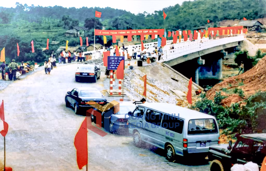 Lễ khánh thành thông xe cầu Pạt Cạp QL18A năm 1998. Ảnh: Tư liệu