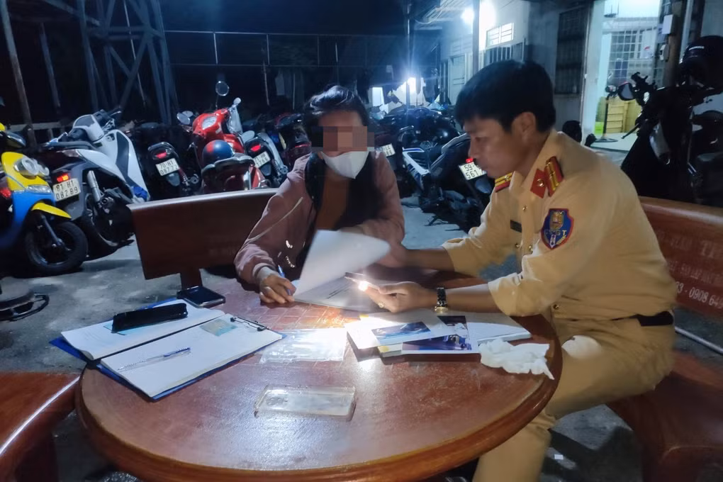 CSGT làm việc với người lái xe ngược chiều trên cao tốc Mỹ Thuận - Cần Thơ (Ảnh: Công an cung cấp).