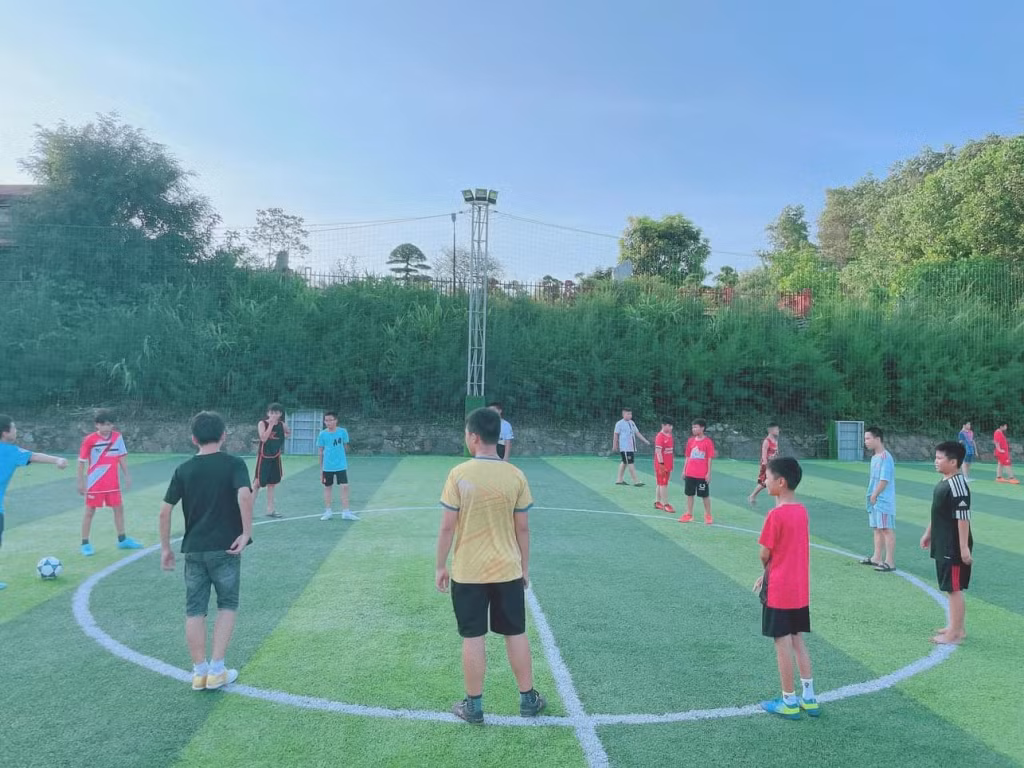 Sân bóng đá nhân tạo tại phường Mông Dương (TP Cẩm Phả). Ảnh: Thành Đoàn Cẩm Phả