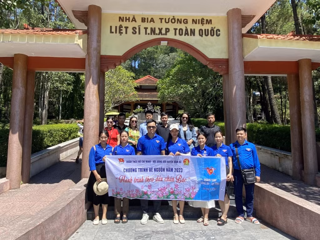 Chương trình về nguồn - Hành trình theo dấu chân Bác của tuổi trẻ huyện Đầm Hà. Ảnh: Huyện Đoàn Đầm Hà