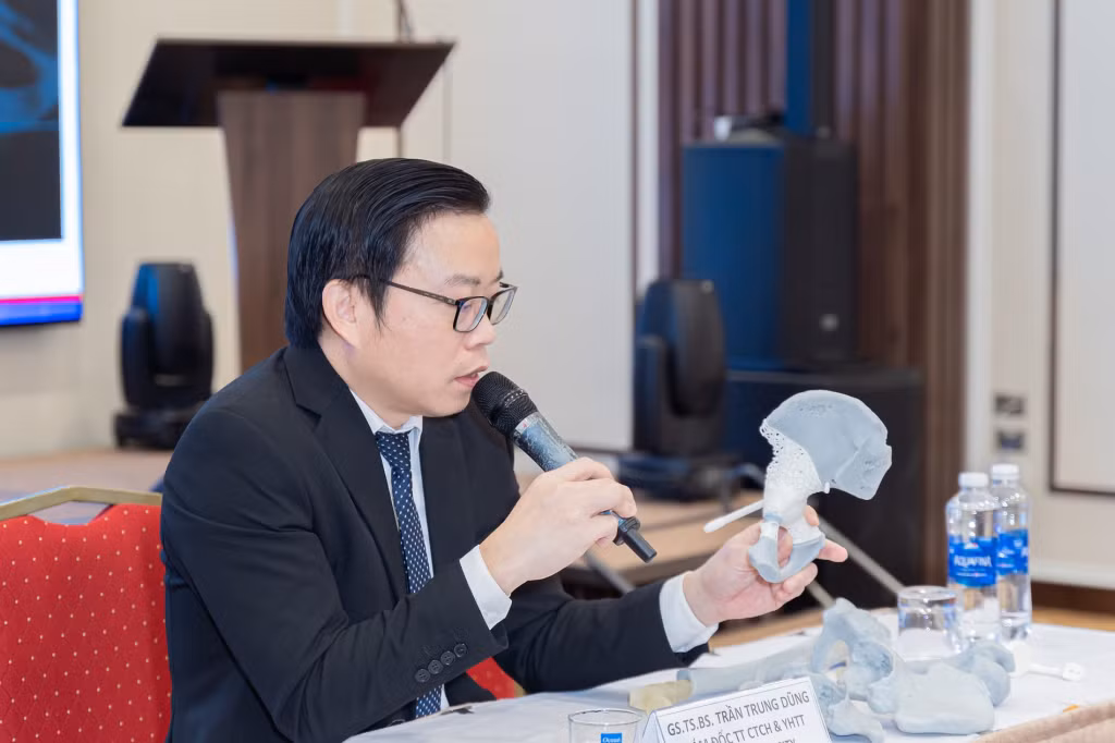 GS.TS.BS Trần Trung Dũng, Giám đốc Trung tâm Chấn thương chỉnh hình Vinmec chia sẻ quá trình điều trị với những mô hình minh họa được sử dụng trực tiếp.