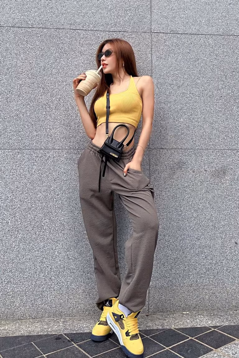 Trang Pháp chăm chỉ tập vũ đạo và thể dục để giữ thân hình nuột nà ở độ tuổi U40. Cô cũng thể hiện sự năng động thông qua trang phục đời thường, với áo crop top, quần jogger, giày bóng rổ.