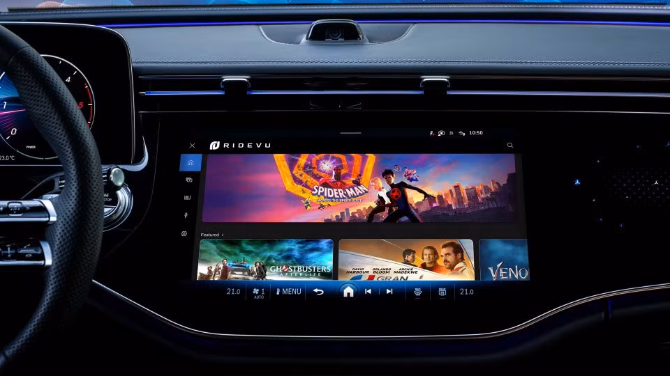 Mercedes-Benz còn hợp tác với Sony Pictures Entertainment nhằm cung cấp dịch vụ phát trực tiếp RIDEVU, hoặc các trò chơi điện tử thông qua nền tảng Antstream, dịch vụ sách nói Audible, kho nhạc Amazon Music chuẩn Dolby Atmos...