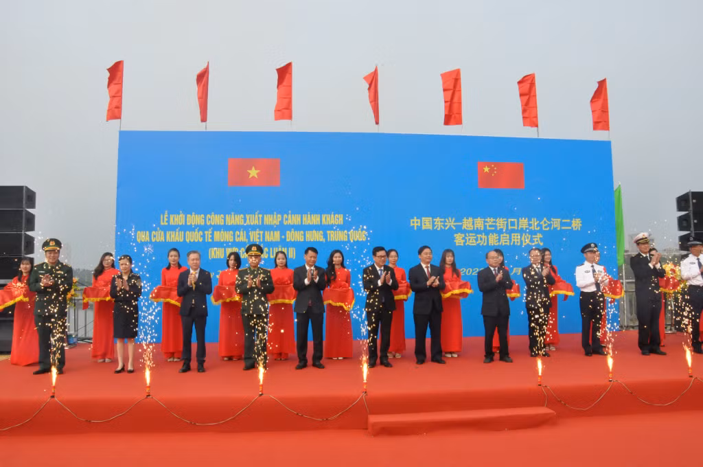 Các đại biểu cắt băng 