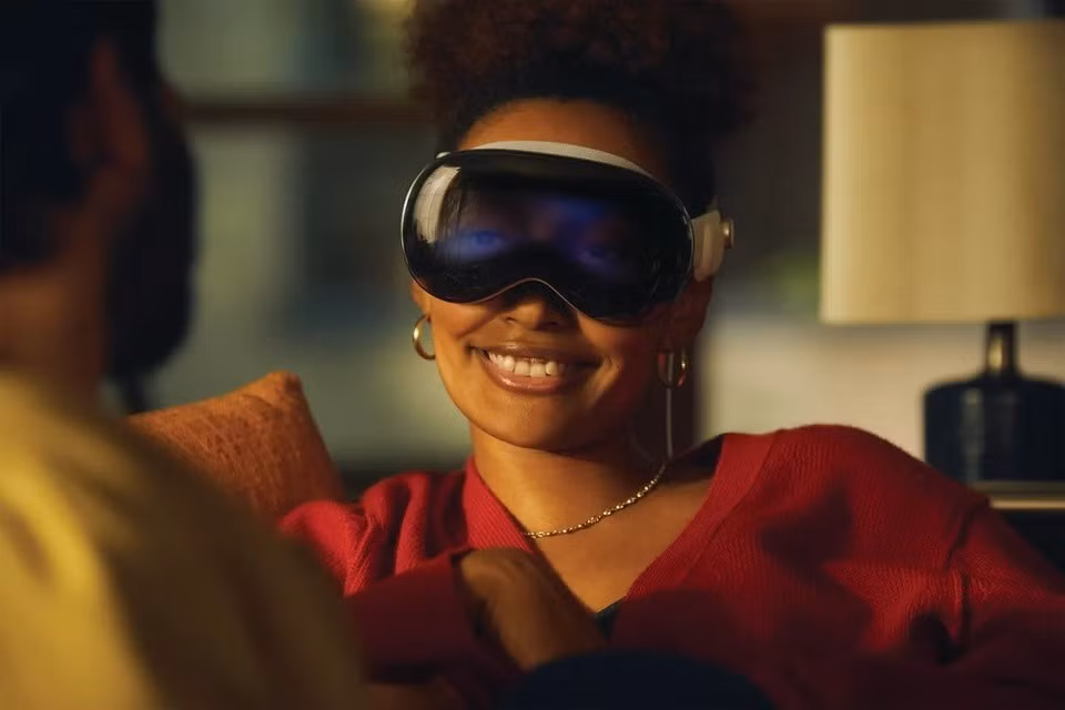 Apple đã thuê nhiếp ảnh gia riêng chụp ảnh cho các buổi demo của Vision Pro. Ảnh: Apple.
