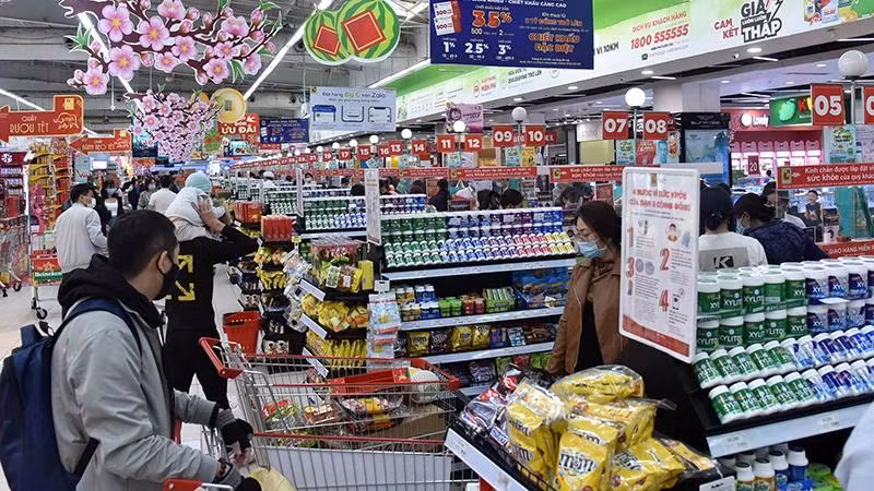 Người dân mua sắm hàng hóa tại Siêu thị Big C Hà Nội. (Ảnh TRẤN QUỐC)