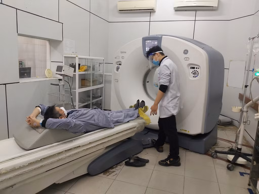 Chụp cắt lớp cho bệnh nhân tại Bệnh viện Đa khoa tỉnh.