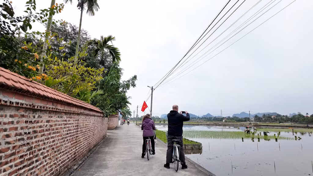 ... và ấn tượng với cảnh bà con gieo cấy lúa vụ xuân.