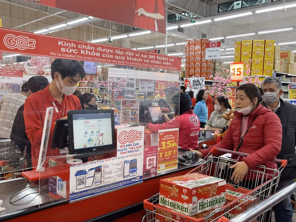 Người dân mua sắm tại Siêu thị GO! Hạ Long. Ảnh: Minh Đức