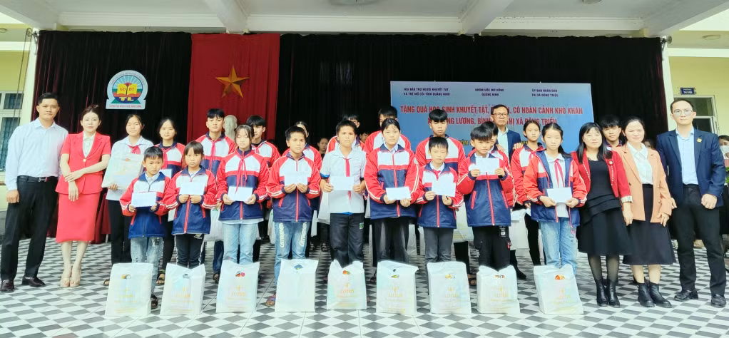 Hội Bảo trợ NKT-TMC tỉnh, chính quyền địa phương, nhà trường cùng các mạnh thường quân trao tặng quà Tết cho học sinh mồ côi, khuyết tật, học sinh khó khăn tại xã Tràng Lương và xã Bình Khê (TX Đông Triều)