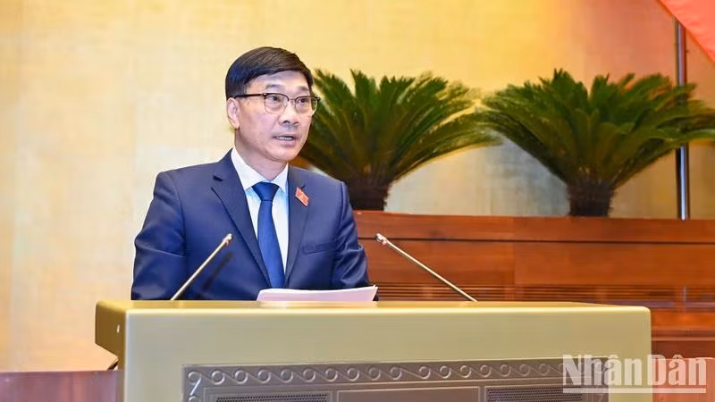 Ủy viên Ủy ban Thường vụ Quốc hội, Chủ nhiệm Ủy ban Kinh tế của Quốc hội Vũ Hồng Thanh trình bày Báo cáo giải trình, tiếp thu, chỉnh lý dự thảo Luật Đất đai (sửa đổi). (Ảnh: DUY LINH)