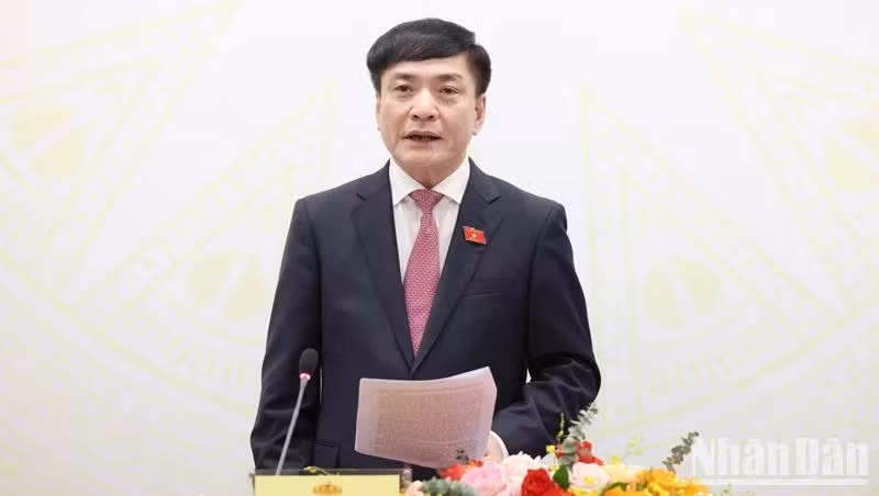Tổng Thư ký Quốc hội-Chủ nhiệm Văn phòng Quốc hội Bùi Văn Cường phát biểu tại họp báo. (Ảnh: DUY LINH)
