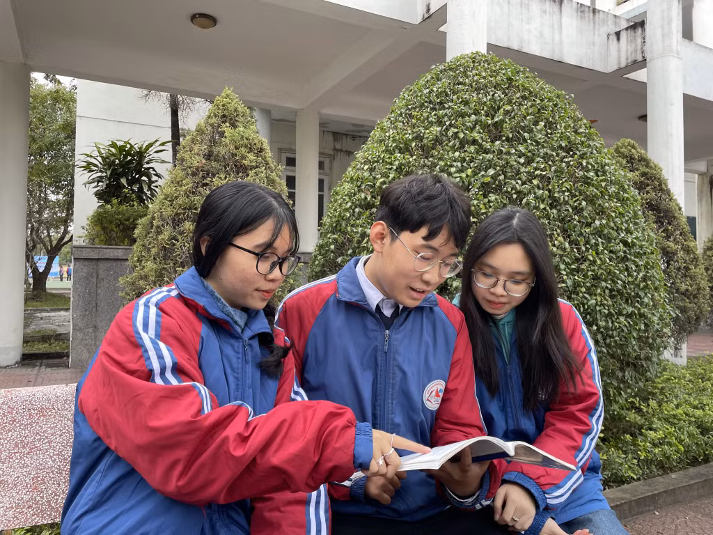 Nguyễn Minh Tường cùng các bạn thân trao đổi bài.
