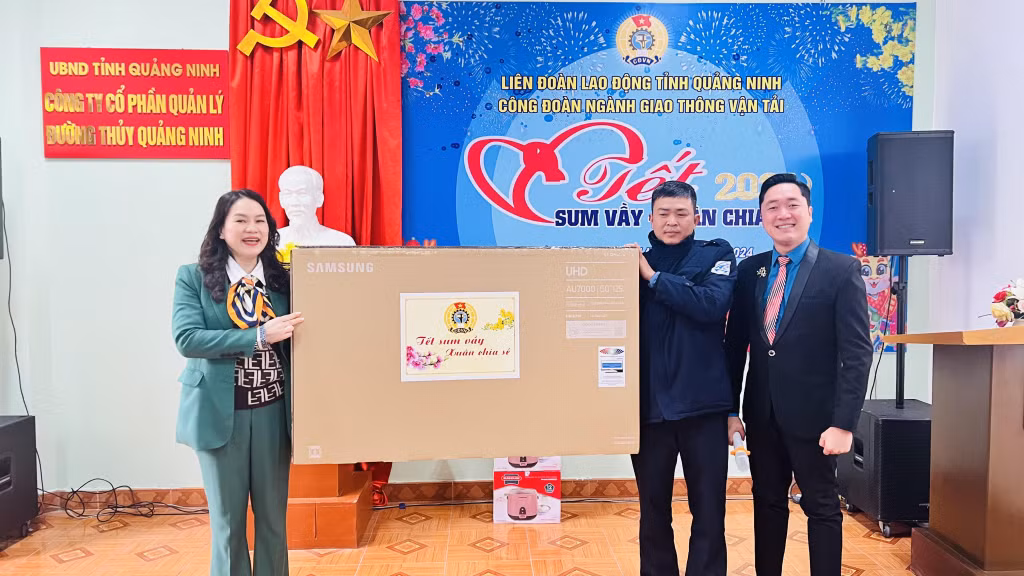Anh Bùi Huy Tùng, công nhân Công ty CP Cầu phà Quảng Ninh trúng thưởng ti vi qua chương trình bốc thăm trúng thưởng.