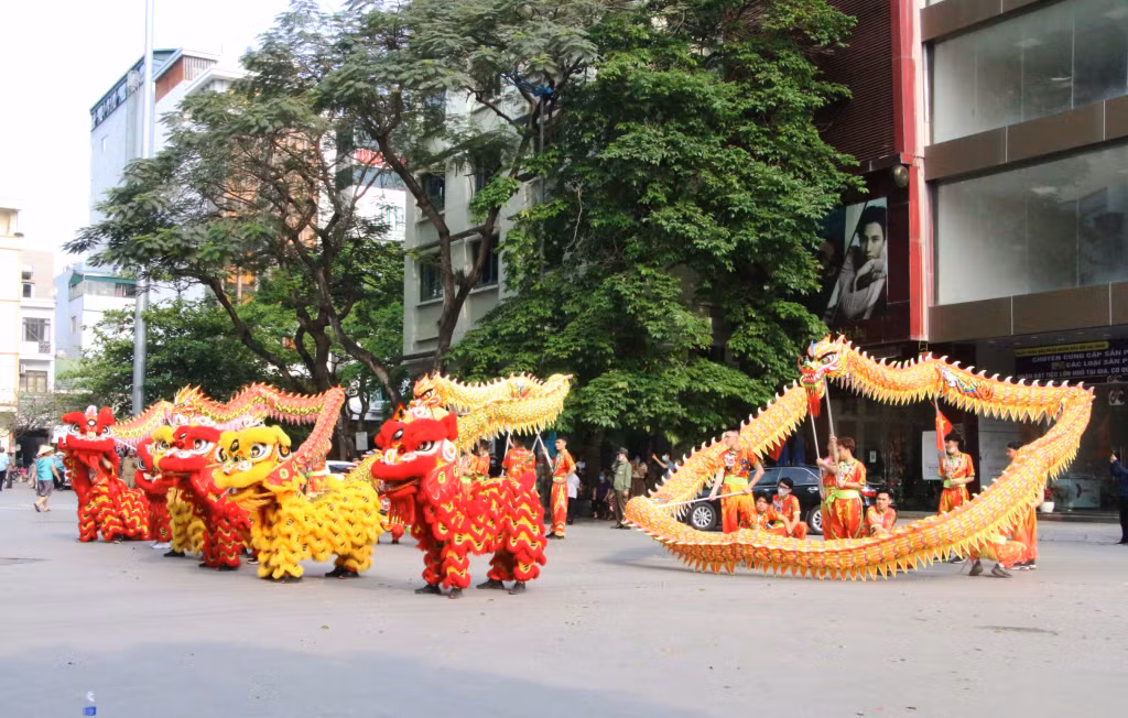 Đoàn múa lân sư rồng Thành Linh Đường biểu diễn múa lân và rồng tại Lễ hội đền Đức ông Trần Quốc Nghiễn (TP Hạ Long) năm 2022.