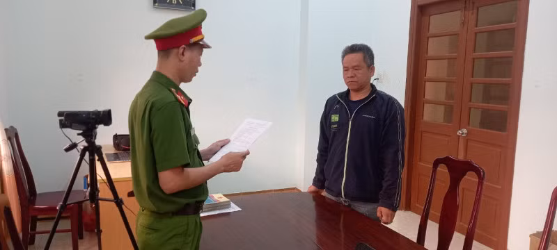 Cơ quan điều tra tống đạt quyết định khởi tố bị can Nguyễn Văn Lập.