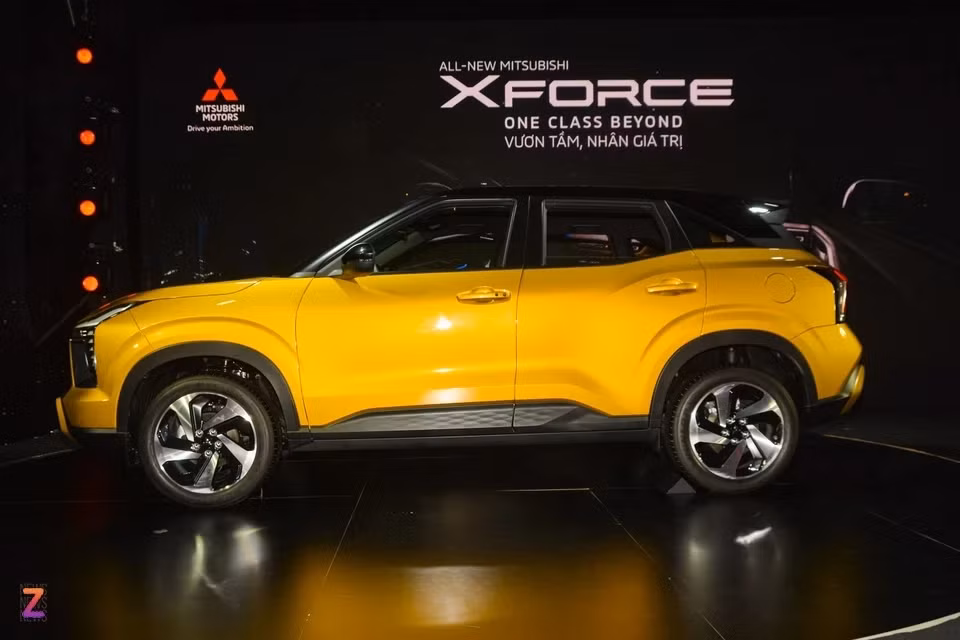 Dù dùng chung nền tảng với Xpander, Xforce có kích thước nhỏ hơn. Số đo cụ thể là 4.390 x 1.810 x 1.660 mm (dài x rộng x cao), chiều dài cơ sở 2.650 mm. Ngoại trừ phiên bản GLX, các phiên bản còn lại dùng chung la-zăng cỡ 18 inch, bọc bên ngoài là bộ lốp 225/50.