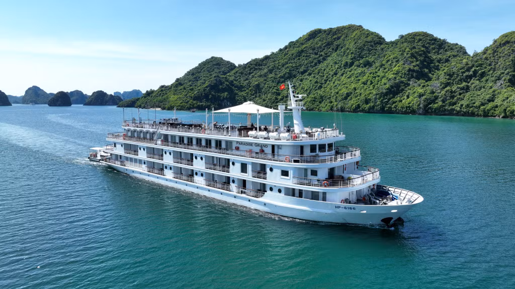 Từ Hạ Long, du khách có thể trải nghiệm du thuyền khám phá vịnh Lan Hạ, thuộc di sản thế giới quần đảo Cát Bà - vịnh Hạ Long