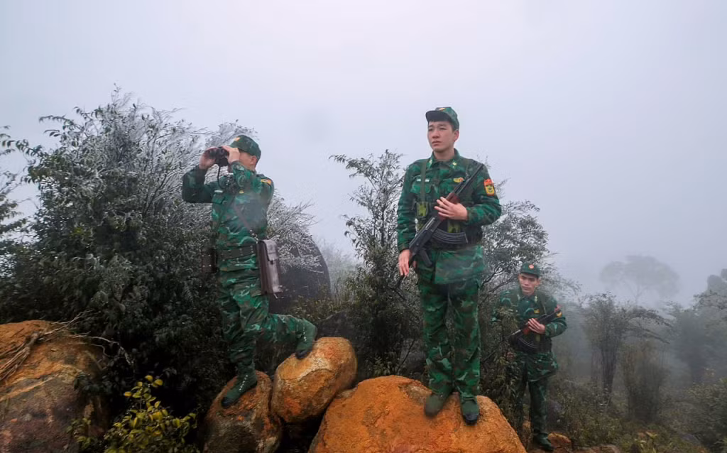 Trên đỉnh Cao Ly, khi những cành cây, ngọn cỏ đóng băng vì giá lạnh, những người chiến sĩ mang quân hàm xanh vẫn vững vàng tay súng, dõi mắt bảo vệ biên cương Tổ quốc.