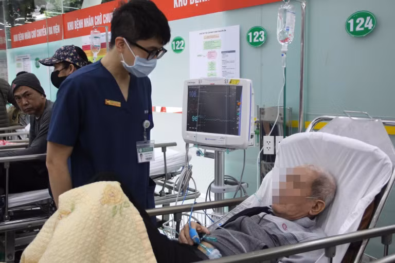 Ông Tị được gia đình đưa đi cấp cứu ngay khi trời rét vì khó thở. Ảnh: Phương Thúy