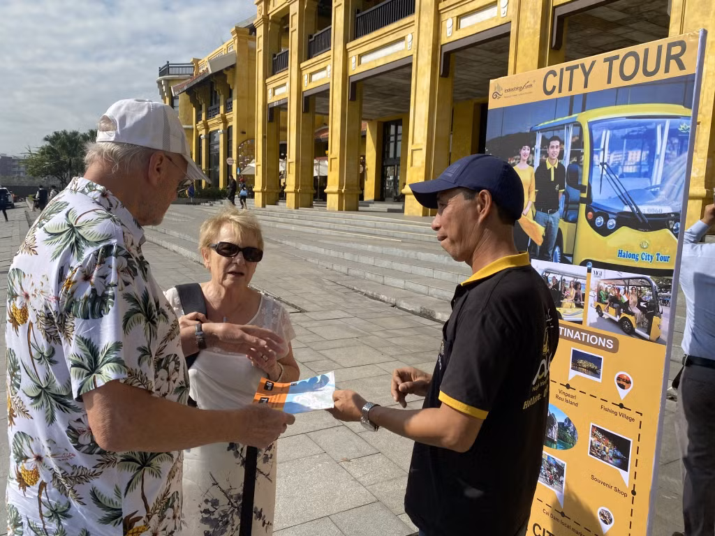 Nhân viên Công ty CP Du thuyền Đông Dương giới thiệu tour tham quan thành phố cho du khách tàu biển. 
