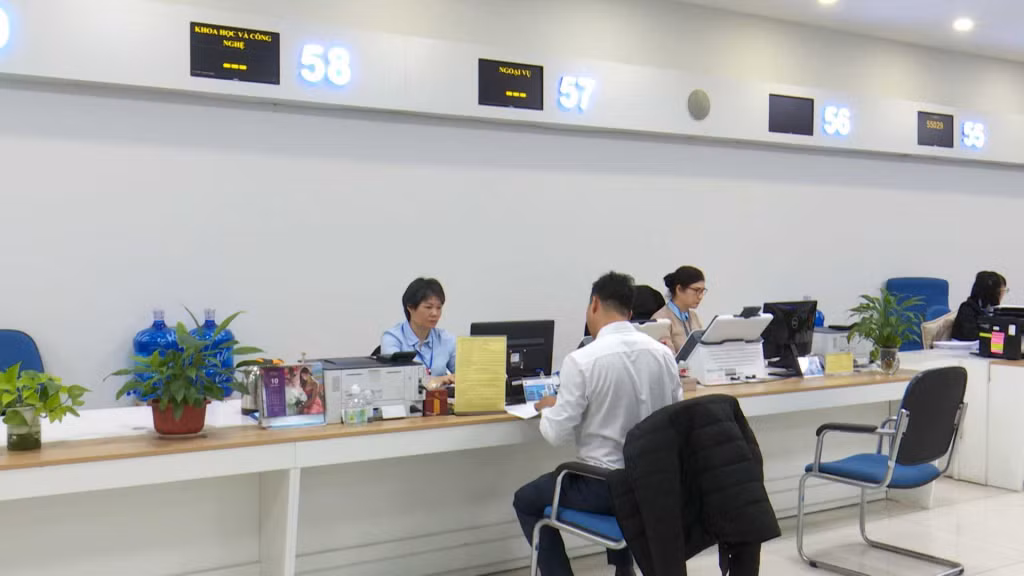 Cán bộ Sở KH&amp;CN hướng dẫn và giải quyết TTHC tại Trung tâm Hành chính công tỉnh. Ảnh: Thu Hương (Sở KH&amp;CN)