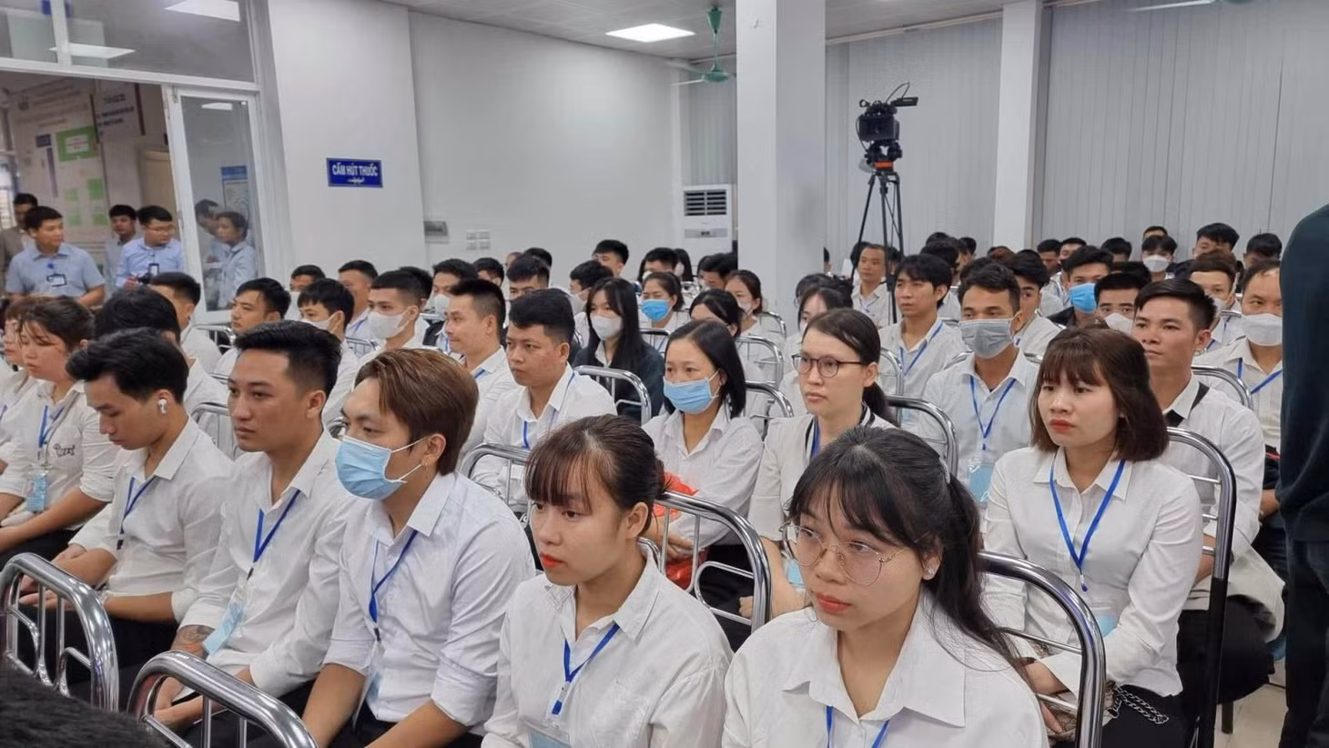 Lao động nghe phổ biến thông tin trước khi đi xuất khẩu lao động tại Hàn Quốc. Ảnh: XC