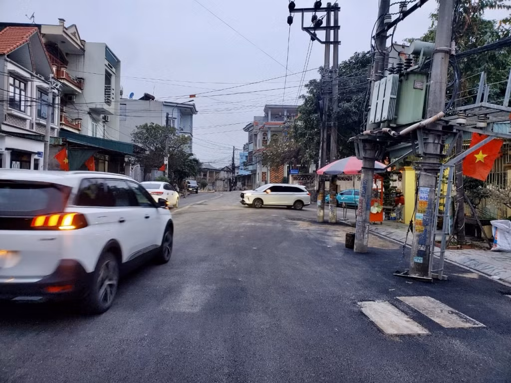Hàng loạt cột điện nằm trên đường khu 5, phường Yết Kiêu (TP Hạ Long) tiềm ẩn nguy cơ mất an toàn giao thông.