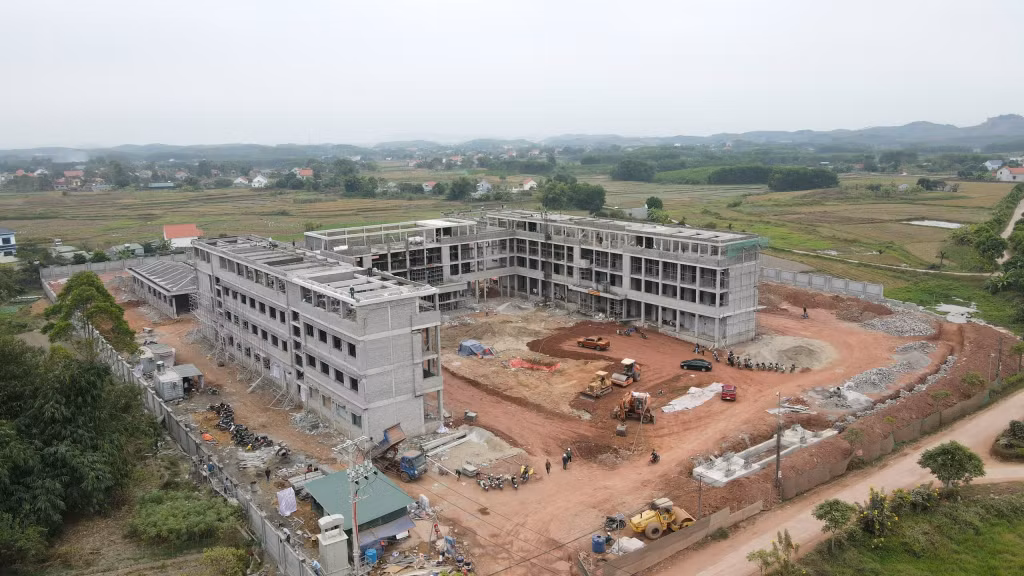 Trường Tiểu học Đông Ngũ 1, huyện Tiên Yên được tỉnh đầu tư xây mới nhằm nâng cao chất lượng giáo dục tại khu vực này.