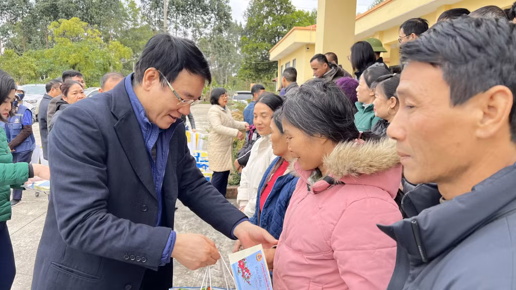 Đồng chí Tô Xuân Thao, Chủ tịch LĐLĐ tỉnh tặng quà CNLĐ khó khăn ở Công ty CP Gốm xây dựng Yên Hưng.