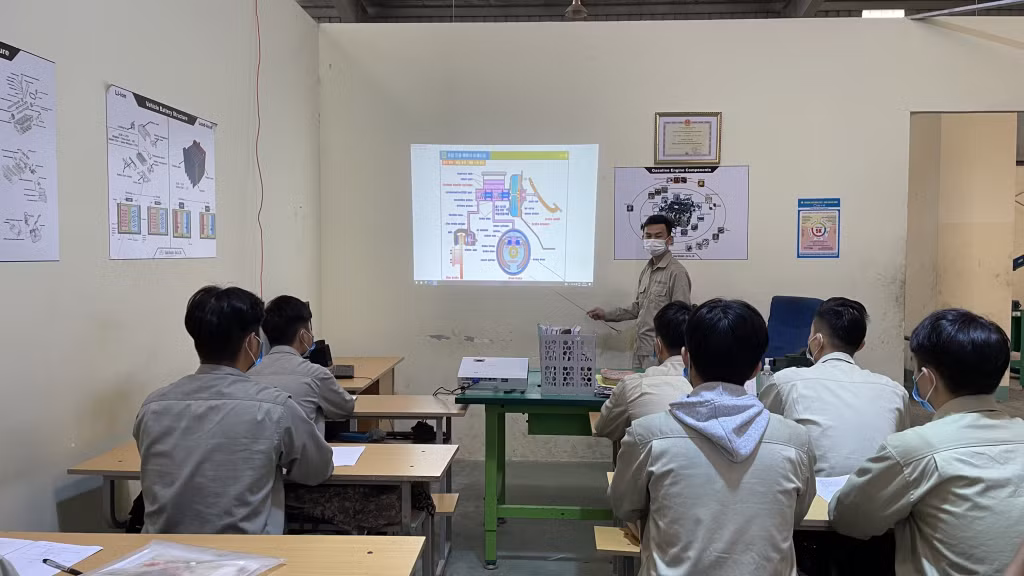 Tiết học lý thuyết của sinh viên Trường Cao đẳng Việt - Hàn Quảng Ninh.