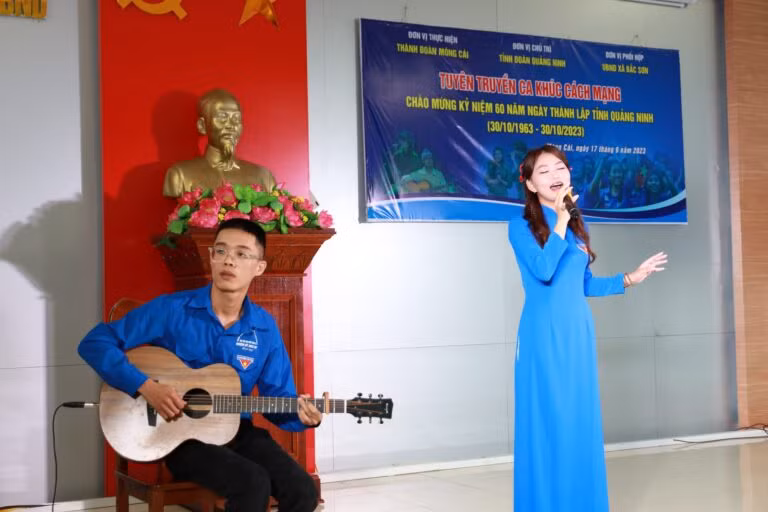 Một tiết mục trong chương trình tuyên truyền ca khúc Cách mạng chào mừng kỷ niệm 60 năm Ngày thành lập tỉnh Quảng Ninh (30/10/1963-30/10/2023) tại xã Bắc Sơn, TP Móng Cái. Ảnh: Trần Bình