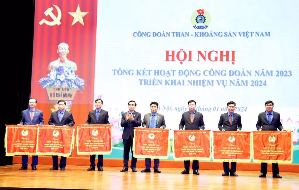 Các đơn vị được tặng cờ đơn vị xuất sắc phong trào thi đua chăm lo đời sống người lao động năm 2023.