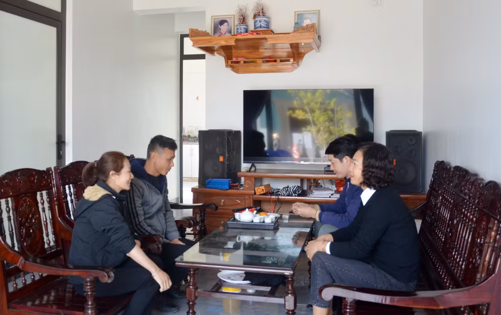 Cán bộ xã Tiên Lãng thăm hỏi vợ chồng anh Nguyễn Văn Phong (bên trái) trong căn nhà được hỗ trợ xây mới.