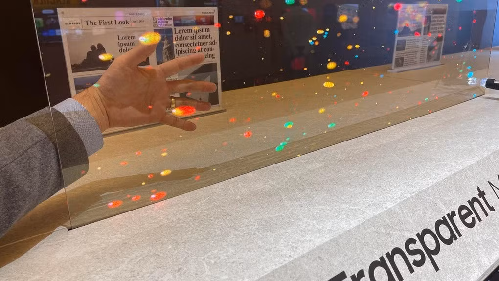 Đây là màn hình microLED trong suốt đầu tiên trên thế giới. Sản phẩm được thiết kế hoàn toàn không có khung viền, mà chỉ gồm một tấm kính trong suốt để hiển thị nội dung, giúp người dùng có thể nhìn xuyên qua màn hình ngay cả khi nội dung đang được trình chiếu. Samsung cho biết màn hình microLED trong suốt sẽ có mức giá 150.000 USD cho kích thước 110 inch.