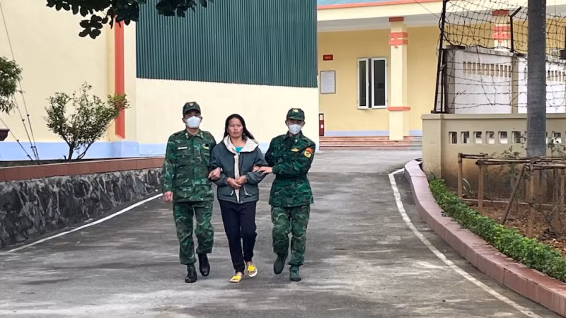 Áp giải đối tượng Sùng Thị Chú.