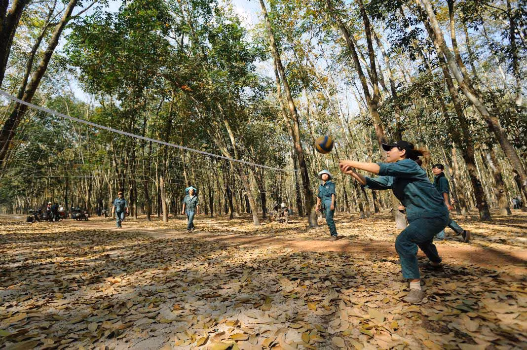Trong giờ giải lao, bóng chuyền là môn thể thao yêu thích của người lao động ở các đồn điền cao su. Ảnh: Ngô Vĩnh Phú