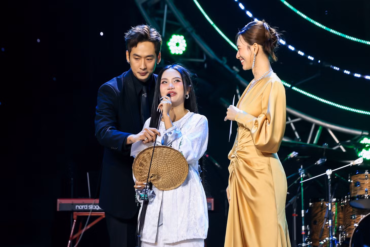 Phương Mỹ Chi mặc đồ bà ba trên sân khấu lễ trao giải Làn Sóng Xanh.