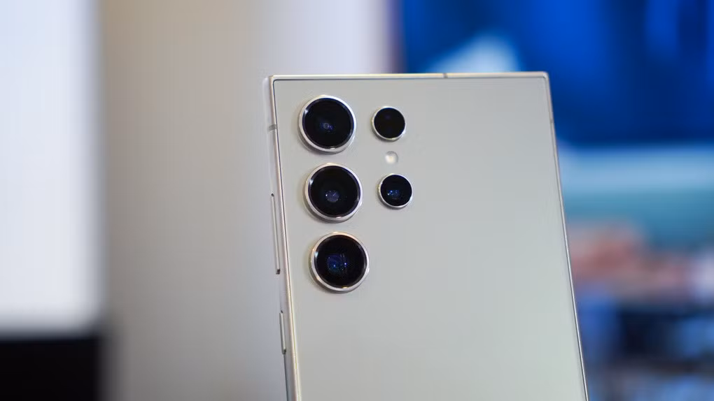 Samsung không giữ lại camera zoom quang học 10x trên Galaxy S24 Ultra, mà chỉ trang bị camera tele zoom quang học 5x (Ảnh: Thế Anh).