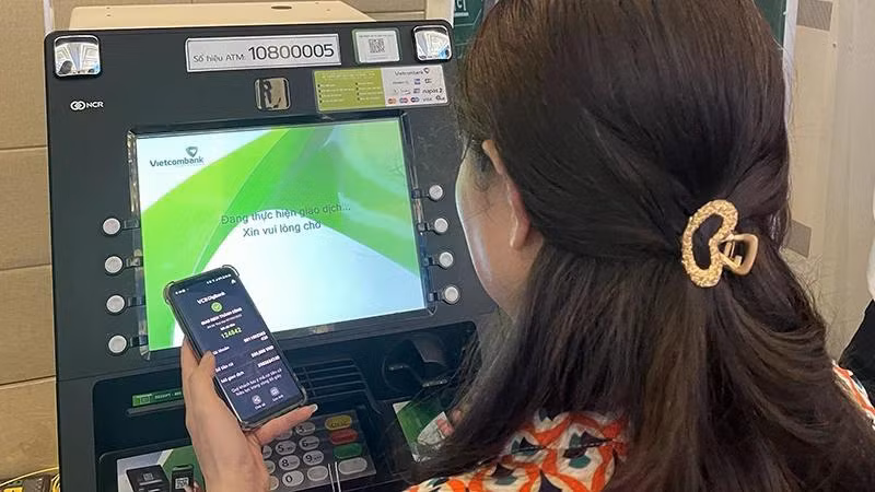 Sẽ xử lý nghiêm trường hợp phòng giao dịch, chi nhánh để ATM thiếu tiền. Trong ảnh: Khách hàng rút tiền tại ATM của Vietcombank.