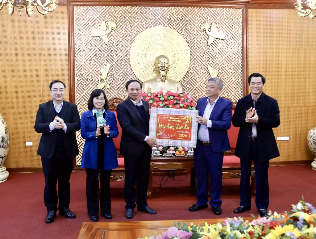 Tỉnh Quảng Ninh thăm, chúc Tết Bộ Tư lệnh Quân khu 3.